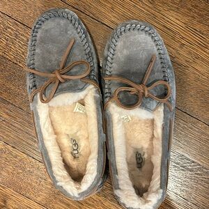 UGG women’s Dakota slippers size 8 EUC